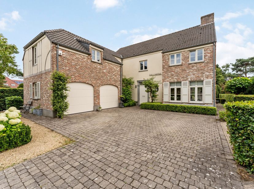 Prachtige villa met 6 slaapkamers op een mooi perceel van 1.329 m². Op het gelijkvloers ruime leefruimte met eetkamer, salon, ingerichte keuken met on