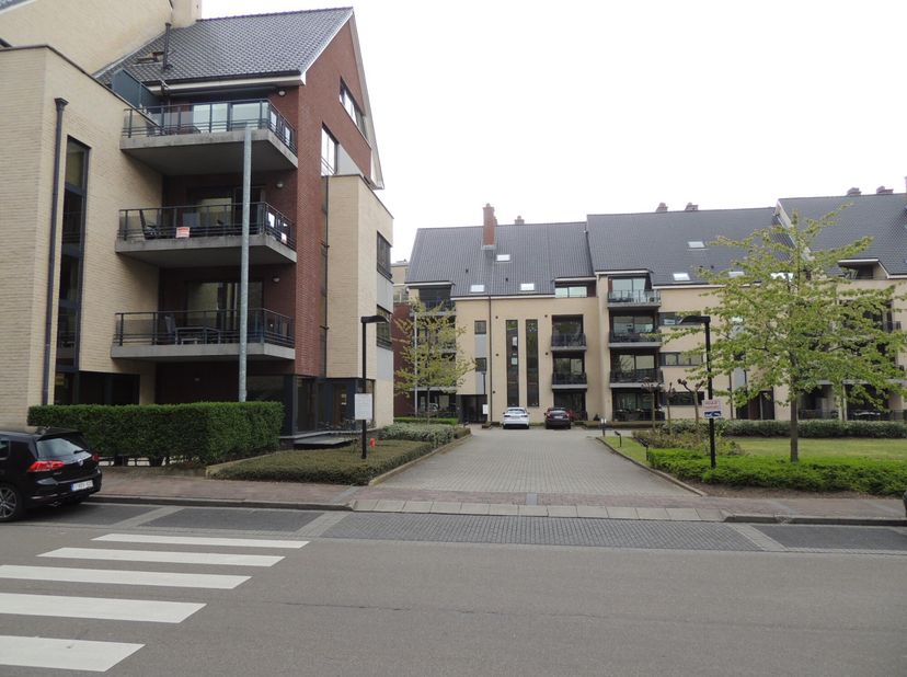 Ruim en lichtrijk appartement in centrum Genk te huur met groene binnentuin, tweede verdieping, 2 slaapkamers, ruime living, keuken, badkamer, WC, ber