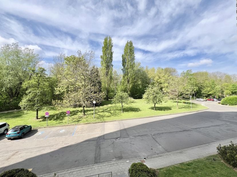 Locatie&lt;br /&gt;
Het appartement ligt in een rustige omgeving, vlak bij het metrostation Roodebeek (lijn 1) en bus- en tramverbindingen, op een gunstige
