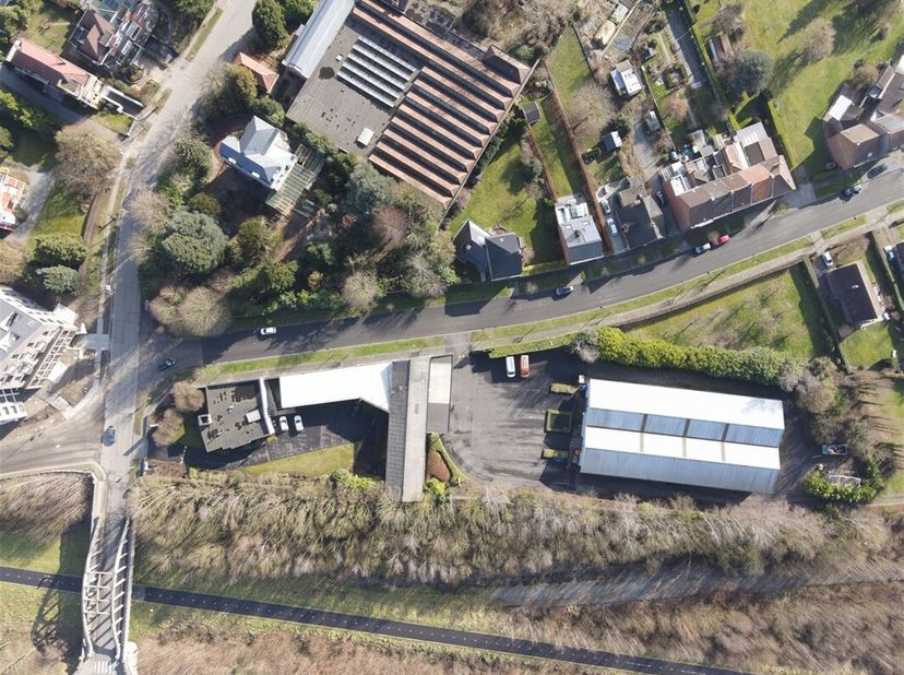 Ce site commercial polyvalent et bien situé offre une combinaison idéale de bureaux et d&#039;espaces industriels. Le site comprend un bâtiment industriel
