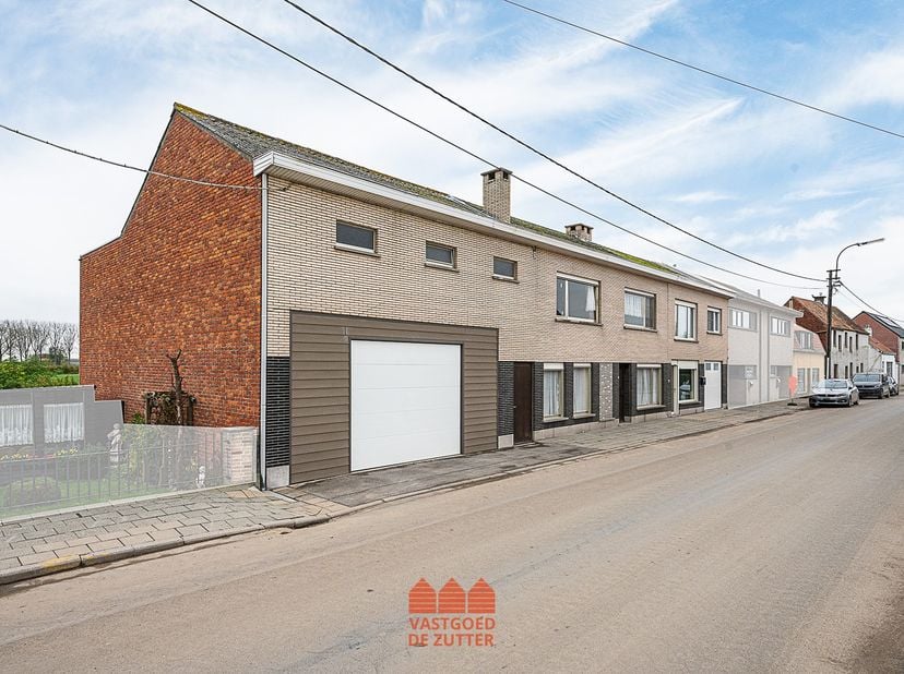 Deze woning met ruime loods en prachtige vergezichten over het polderlandschap van Boekhoute biedt een unieke kans voor wie op zoek is naar een renova