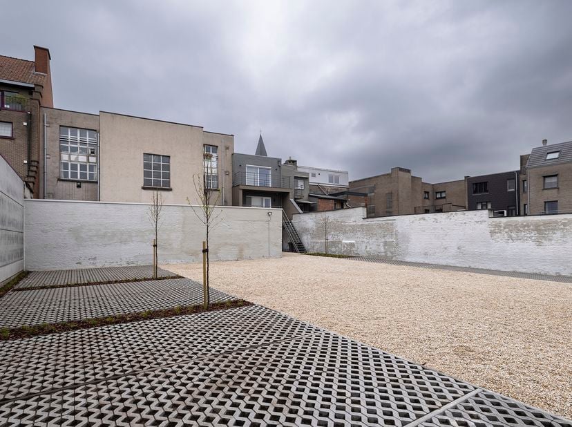 Zeer centraal gelegen nieuw aangelegde staanplaats op afgesloten binnenruimte. Deze liggen in een zijstraat van de Grote Markt van Zelzate en zijn ber