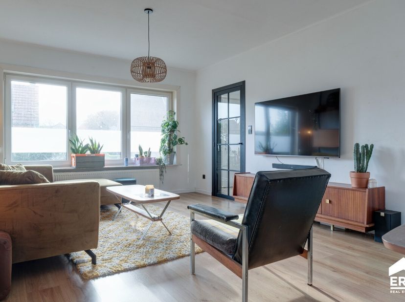 Deze gerenoveerde woning is perfect gelegen nabij het centrum, in een rustige omgeving. Op een perceel van maar liefst 12a 62ca geniet je hier van rui