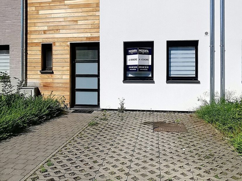 In een geheel van 5 woningen, nabij het centrum, het station en winkels op 200 m, bevindt zich deze woning met twee gevels en een EPC-label B. Ze omva