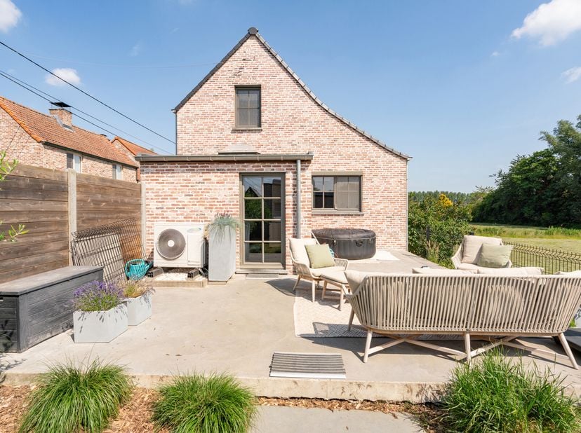 Instapklare, volledig gerenoveerde woning met dubbele garage en twee tuinen in het landelijke Asenede&lt;br /&gt;
Ontdek deze prachtig gerenoveerde woning,