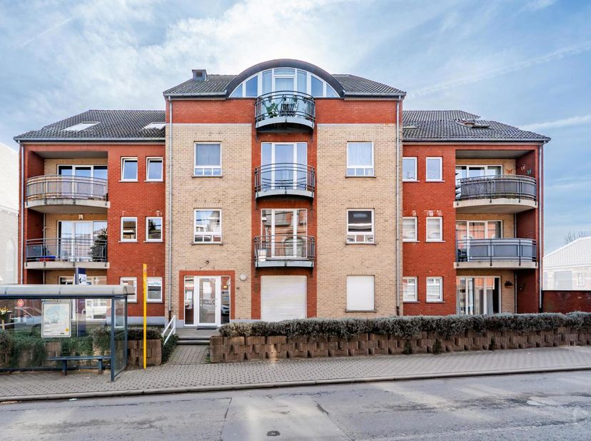 We Invest Liège a le plaisir de vous proposer cet appartement coup de cur !&lt;br /&gt;
Situé Chaussée Churchill à Montegnée, il se compose dun hall dentrée
