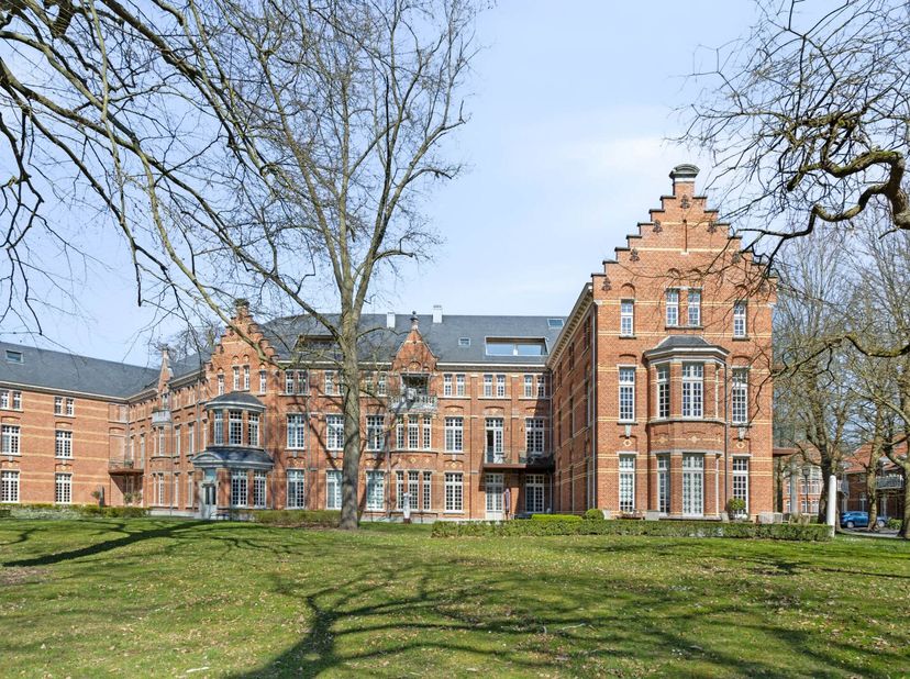 Charmant appartement te koop in het Groot Park, waar u zowel de rust kunt terugvinden als dicht bij het centrum verblijft.&lt;br /&gt;
Het volledige gebouw