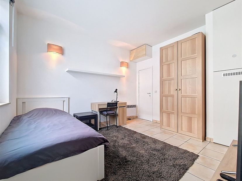 Georges Henri wijk. In een rustige straat en in een klein gebouw, prachtige studio +/- 30m² met gedeelde tuin. Bestaande uit een inkomhal, lichte woon