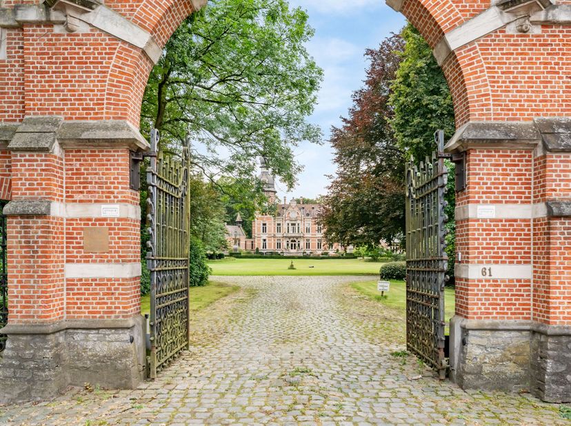 Dit luxueuze, ruime (182m²) en energiezuinige (A-label) kasteel-appartement met 2 kamers en prachtige tuin met vijver is gelegen in een uitzonderlijk