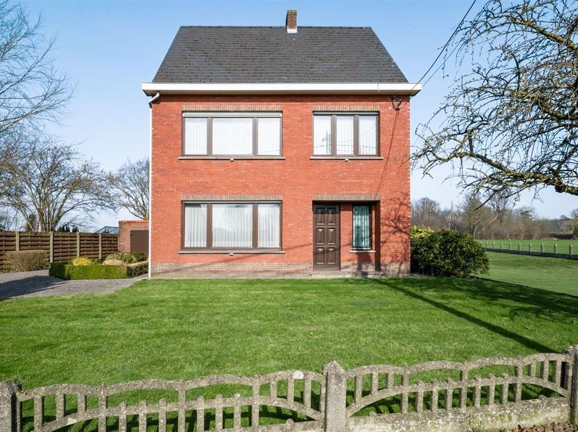 OB met zicht op velden op een perceel van 1.600m²&lt;br /&gt;
Deze vrijstaande woning met bouwjaar 1966 heeft dankzij zijn ligging, perceel oppervlakte en s