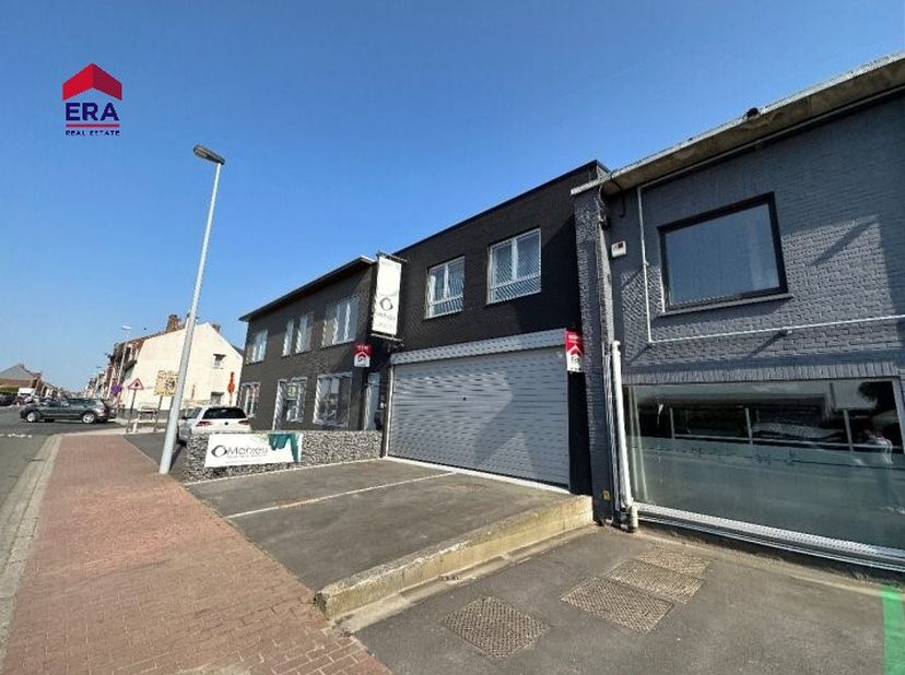 Era at Home vous offre un bâtiment avec un hanger au rez-de-chaussée et au premier étage un appartemenet.Entrepôt: 110m²2 places de stationnementporte