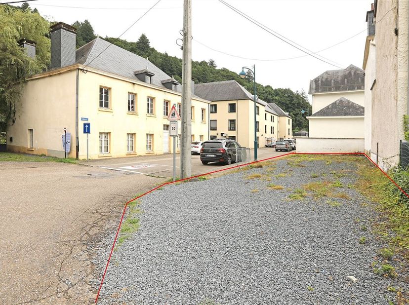 Petit terrain  en zone d&#039;habitat d&#039;une superficie de 140 m² situé proche du centre de Bouillon et de la Semois.&lt;br /&gt;
Eau, électricité et égouttage en