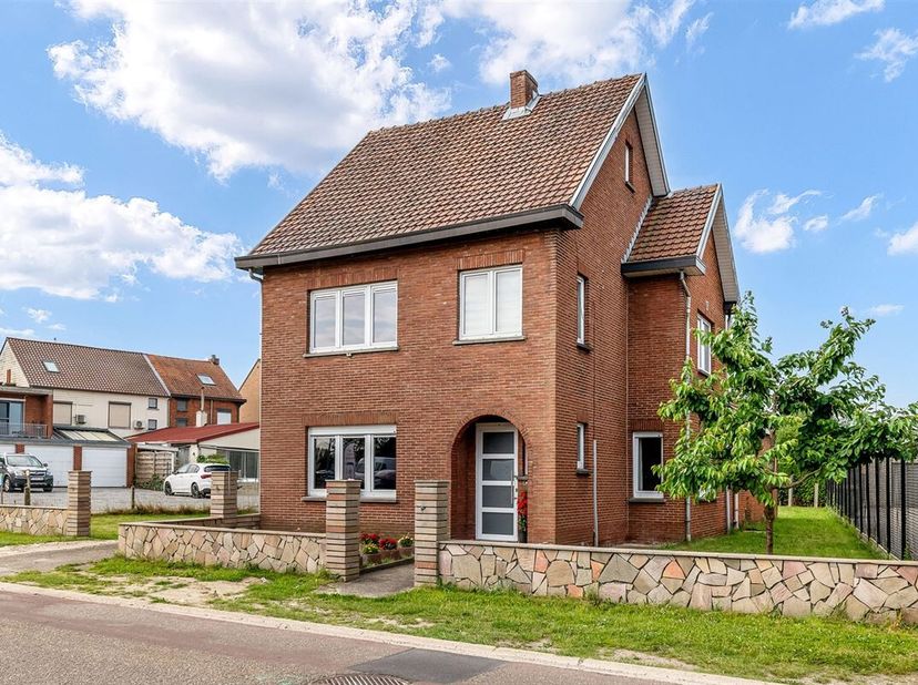 Goed onderhouden en recent gerenoveerde OB met 2 tot 3 slaapkamers gelegen op een perceel van 5a24ca te Heppen.&lt;br /&gt;
Belangrijkste troeven:&lt;br /&gt;
- C