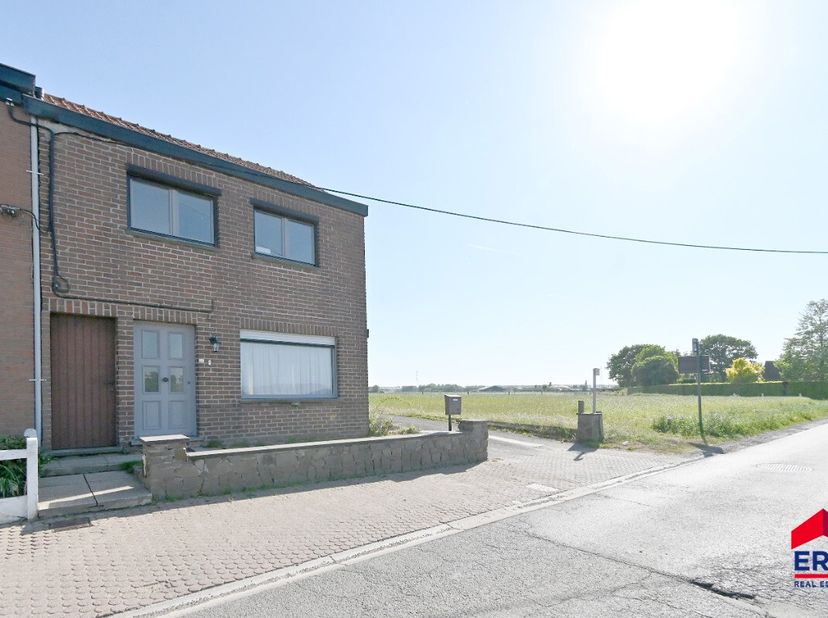 Op zoek naar een thuis met karakter én potentieel? In het idyllische Zomergem wacht deze deels gerenoveerde woning op een nieuwe eigenaar met visie en