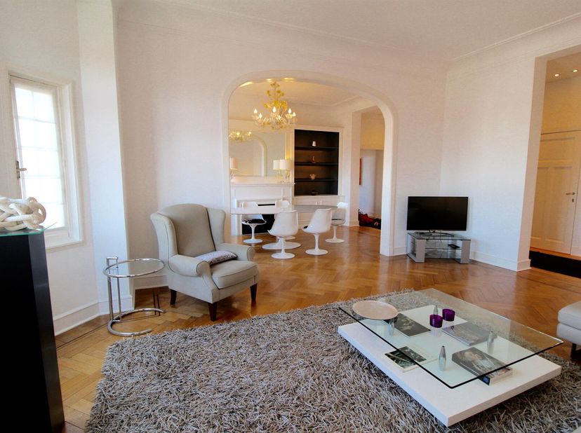 SCHAERBEEK, dans le quartier européen, à proximité du parc du cinquantenaire et du centre de la rue des Tongres. Superbe APPARTEMENT (2CH+bureau/2SDB)