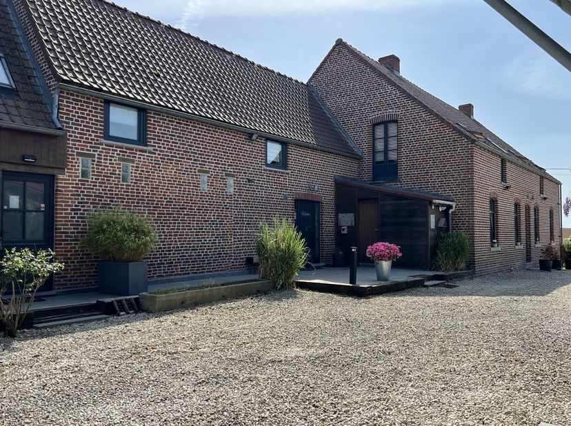 In het hart van het Pays des Collines, een groot eigendom bestaande uit 3 wooneenheden, zorgvuldig gerenoveerd, met een rustige en kwalitatieve leefom