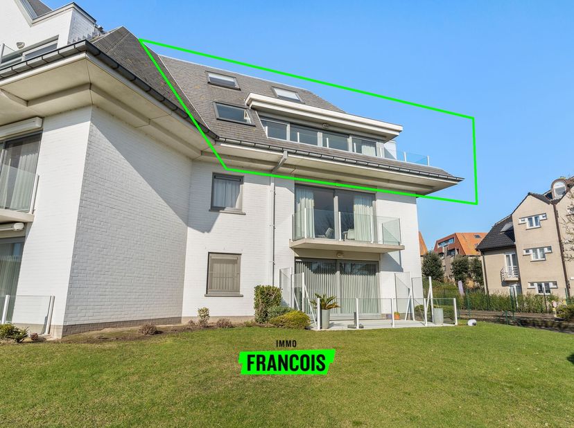 Ontdek dit prachtige duplex appartement in de Warande 24 in Middelkerke, een ideale combinatie van ruimte, comfort en buitenleven. Met drie slaapkamer