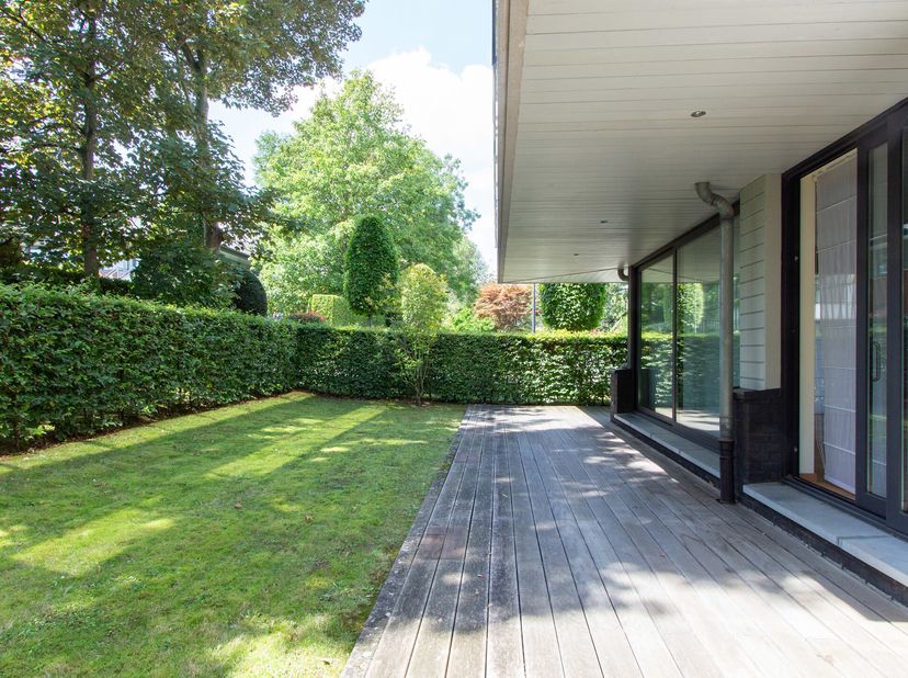 WATERLOO, Joli-Bois. Spacieux APPARTEMENT (3ch/2sdb) rez-de-jardin sis dans un clos privé à proximité du centre. Il se compose d&#039;un hall d&#039;entrée avec