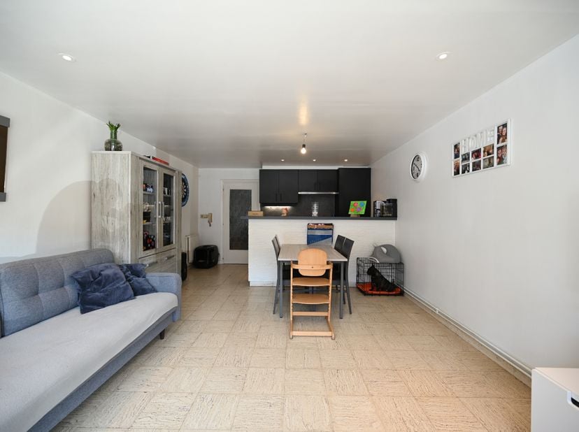 Dit aangename appartement is rustig gelegen op wandelafstand van het centrum van Roeselare. Het bevindt zich op de gelijkvloerse verdieping en biedt e