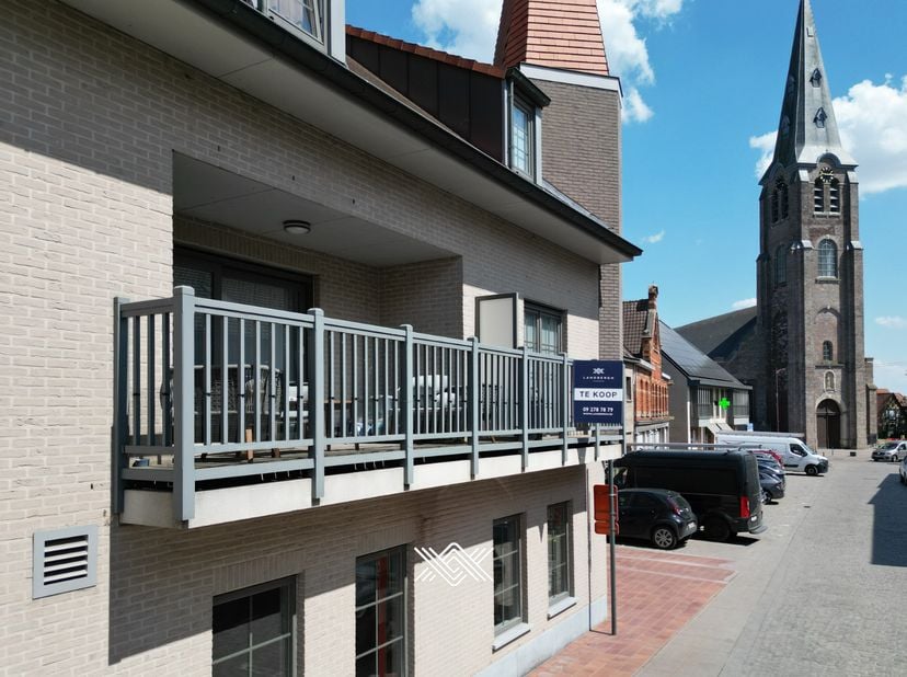 Dit instapklaar appartement is gesitueerd op de eerste en tweede verdieping van residentie De Zwaan, in het centrum van het landelijke Ruiselede. De l