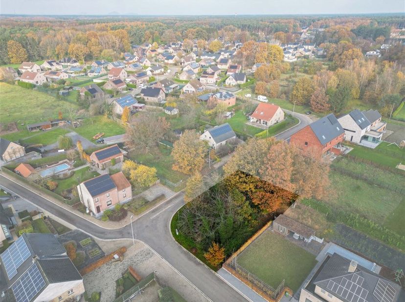 Knappe bouwgrond van 5a 25ca voor halfopen bebouwing op centrale, rustige locatie te Zutendaal&lt;br /&gt;
Omgeving&lt;br /&gt;
+ Gelegen net buiten het centrum v