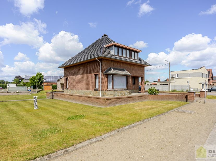 CHARMANTE EN TE RENOVEREN EENGEZINSWONING MET 4 SLAAPKAMERS OP EEN KNAP PERCEEL EN GEGEERDE LOCATIE !! Zeer goed onderhouden woning van maar liefst 14