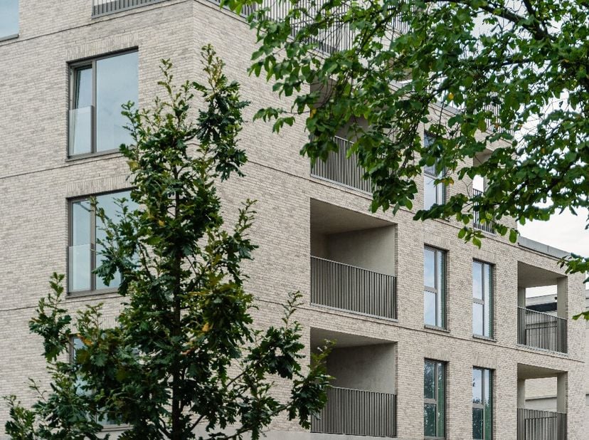 Dit appartement in het Molenpark in Eeklo, combineert ruimte, comfort en een unieke ligging met directe toegang tot het park, waardoor u optimaal kunt