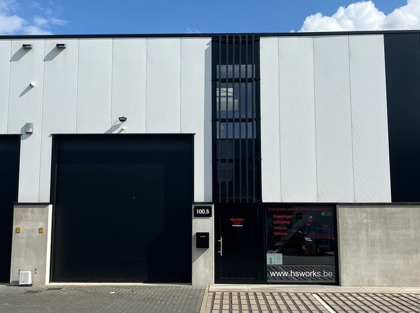 Deze KMO-unit (nr 5) van +/- 157 m², gelegen aan de hoofdingang van het nieuwe Business Park Heros aan de Herkenrodesingel (Grote Ring) te Hasselt, ka