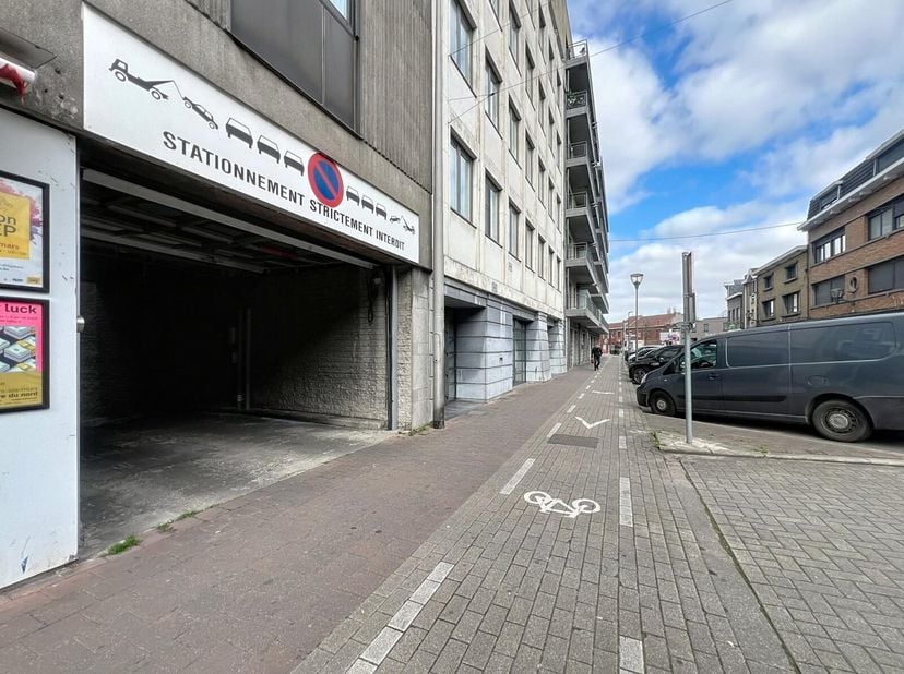 Idéalement situé en plein centre de Mouscron, situé à la rue de Tourcoing, ce garage en sous-sol est une opportunité rare pour sécuriser votre station