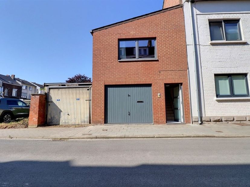 Faire offre à partir de 189.000€ (sous réserve d&#039;acceptation des propriétaires).  Située dans une rue calme de Jambes, cette maison bel-étage bénéfici
