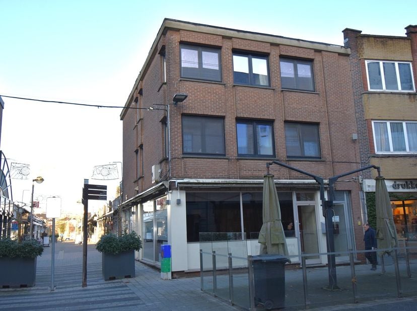Dit handelspand bevindt zich op de hoek van de Winkelstraat en de Stationsstraat.&lt;br /&gt;
Belangrijke troeven zijn o.a. veel etalageruimte en de mogelij