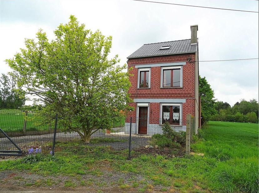 Maison d&#039;habitation 4 façades avec jardin au coeur de Taintignies.&lt;br /&gt;
Le bien comprend : un salon de +/-16,6m², une salle à manger de +/-18m² , une