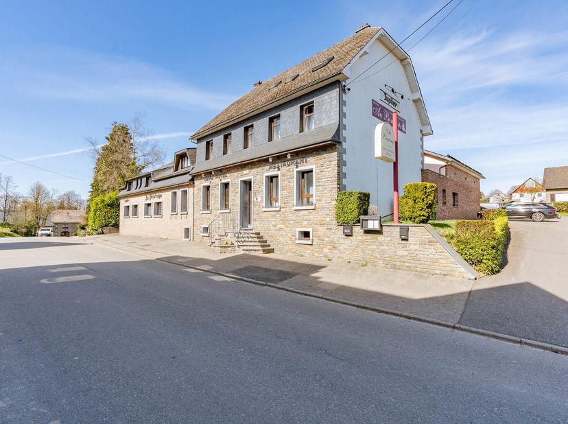 Immo By Julie stelt u dit charmante Hotel-Restaurant voor in Nidrum, op enkele minuten van Butgenbach. De toeristische streek van de Hoge Venen, dicht