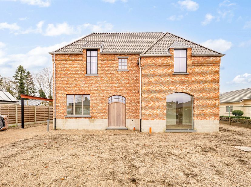 EEN BIJZONDERE WONING OP EEN KNAP PERCEEL VAN 10A 25CA. DEZE NIEUWE EN VOLLEDIG AFGEWERKTE VILLA OP EEN RESIDENTIELE LOCATIE BESCHIKT OP DE GELIJKVLOE