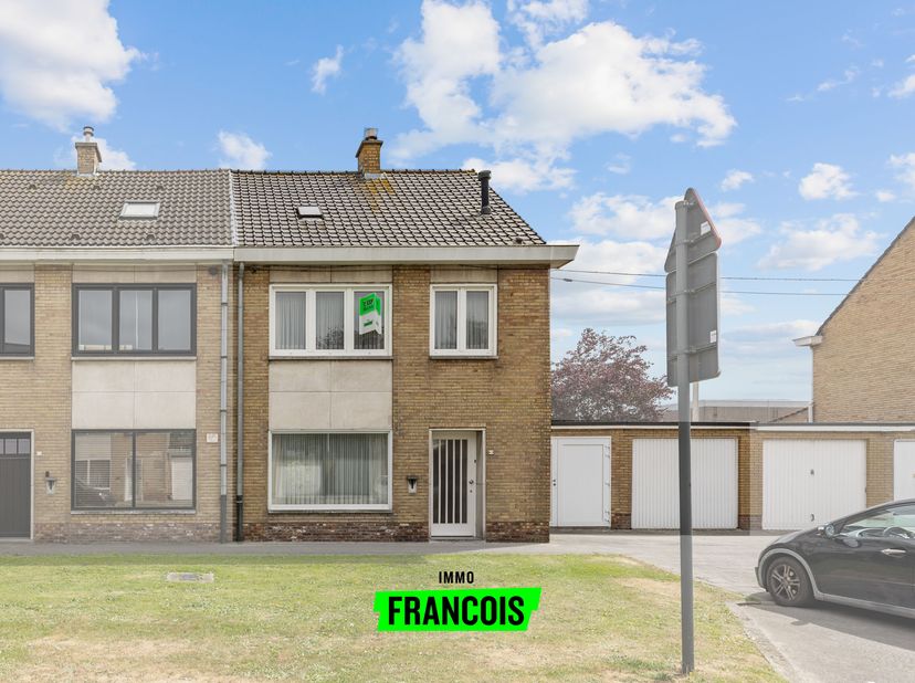Dans un quartier résidentiel particulièrement calme de Sint-Pieters, Bruges, vous trouverez cette maison jumelée bien entretenue. La maison a été cons