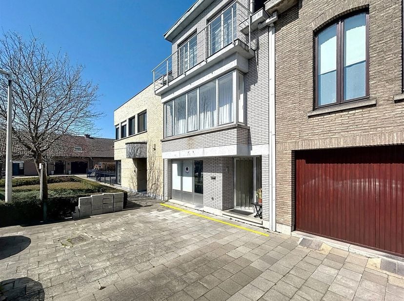 Gezellige gezinswoning met 6 slaapkamers, 2 badkamers en afgesloten tuin op perceel van 171m²&lt;br /&gt;
LIGGING: Deze woning heeft een gevelbreedte van 6