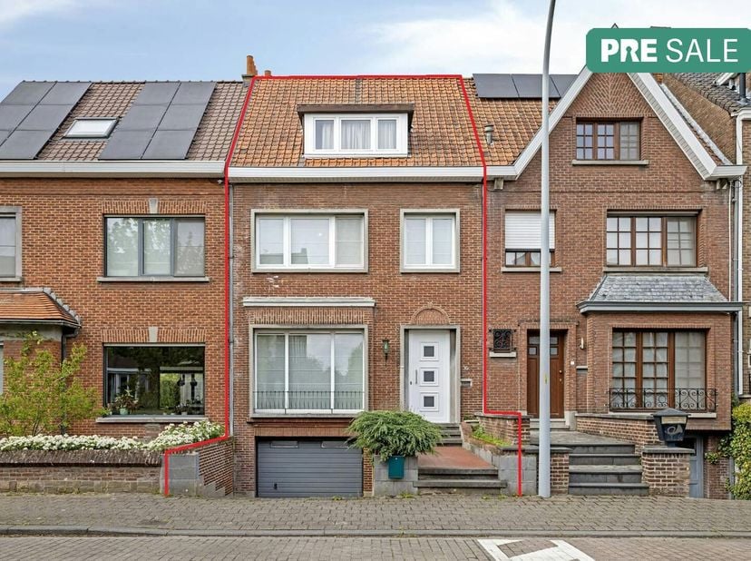 In de Evarist Carpentierlaan vinden we deze instapklare woning te koop. Met zijn ligging zijn de stad en de belangrijke invalswegen dichtbij. De licht