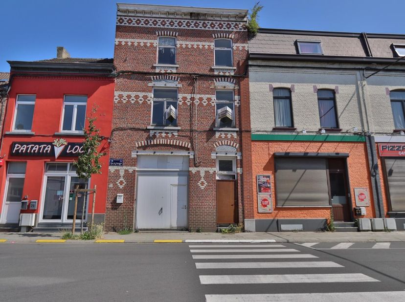Le bureau ACCIP vous propose à la vente cette grande maison à rénover, remplie de potentiel. Elle se situe à proximité du centre de la ville de La Lou