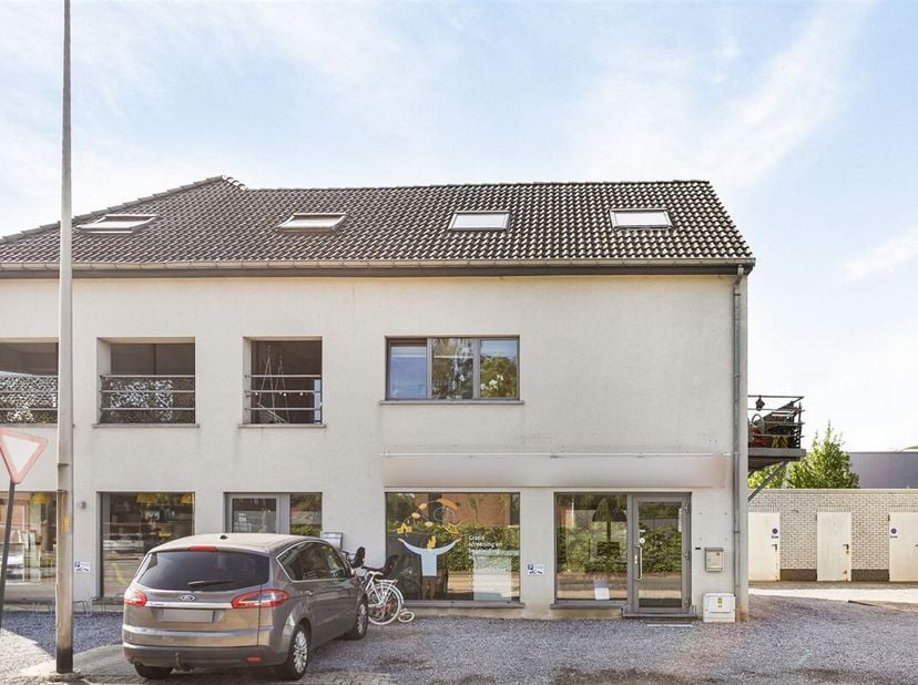 In het centrum van Tessenderlo, in de Molenstraat, bevindt zich ditduplex appartement met 2 slaapkamers en een terras. De centrale ligging, met zichtb