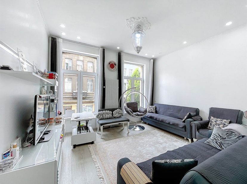 À proximité de la place Colignon, superbe maison entièrement rénovée en 2017 de ± 205m² bruts. Maison avec studio aménagé au rdc et triplex au 1er, 2e