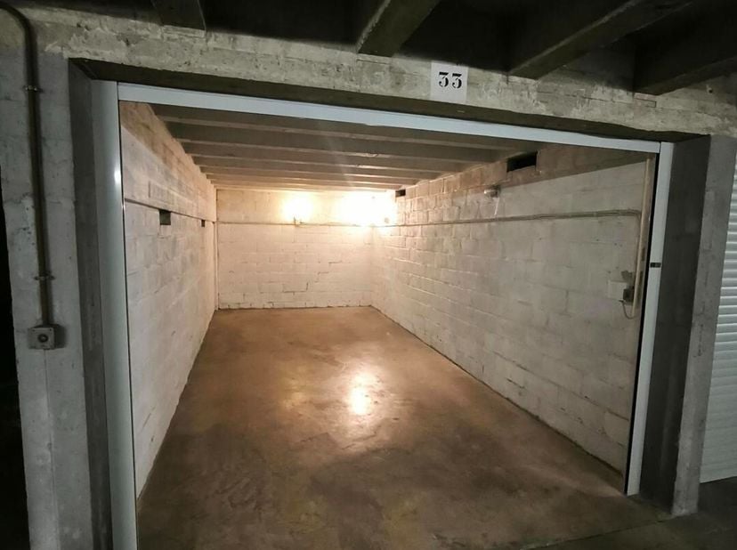 Avenue de Fré, à proximité de la Clinique de l&#039;Europe - Site Sainte-Elisabeth (bus 41) et de toutes les facilités, garage box fermé de 16m² au -1 à ve