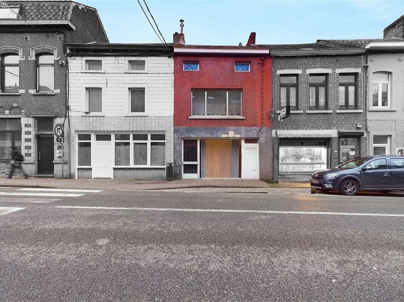 INNOV&#039;EXPERT immobilière vous invite à venir découvrir cette belle maison de commerce, idéalement située à proximité directe de toutes les commodités