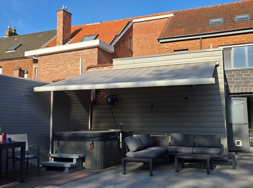 Ben je op zoek naar een stijlvolle, instapklare woning in het charmante Mariekerke, vlak aan de dijk? Zoek niet verder – deze eigentijdse woning heeft