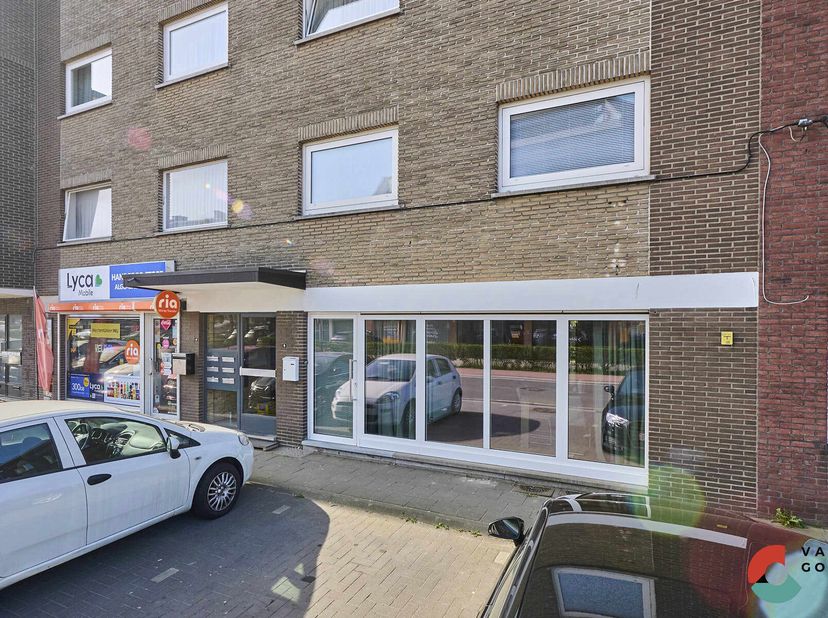 Gezellig en instapklaar 2 slaapkamer appartement gelegen op de gelijkvloerse verdieping met tuin en terras. Dit appartement is centraal gelegen en op