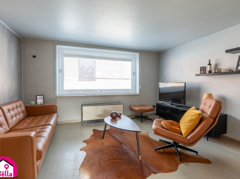 Gezellige rijwoning te koop in het hart van Leffinge  met ruime garage en tuin.  Troef van de woning: : een uitzonderlijk ruime garage, geschikt voor