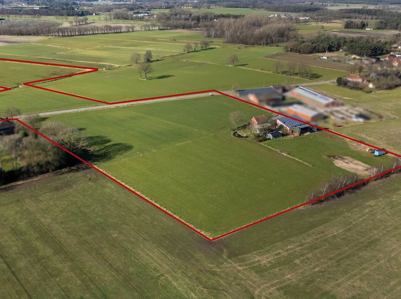 Deze woning met boerderij vinden we terug op de rustig gelegen Smeetshofweg te Peer (Grote Brogel). Het onroerend goed ligt op een perceel van maar li