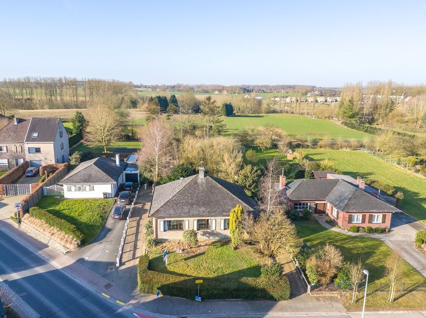 Deze solide woning op een perceel grond van 1.983 m² is centraal gelegen te Scheldewindeke, op de grens met Balegem en dichtbij de E40 te Wetteren. De