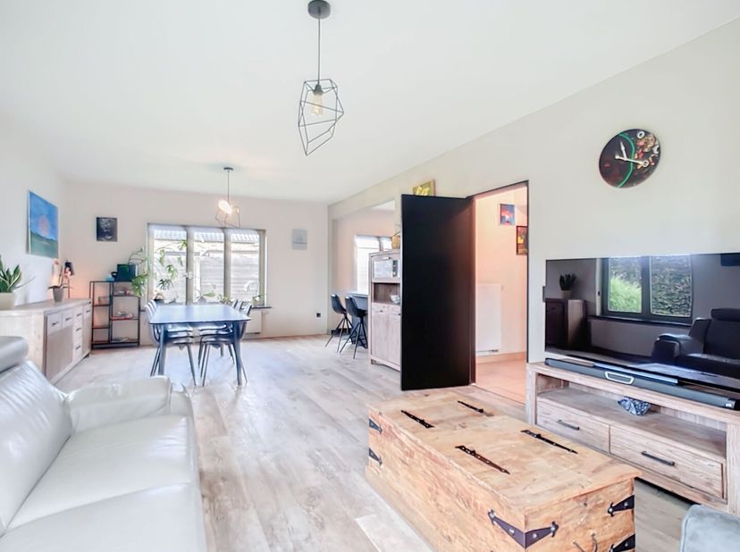Ontdek deze charmante instapklare woning met veel lichtinval op een mooi perceel van 934 m² met perfecte ZO-oriëntatie op een toplocatie met uitsteken