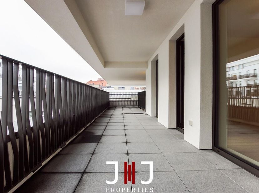 Situé à deux pas des Halles de Saint-Géry, dans un quartier vivant, magnifique appartement 3 chambres dans un immeuble récent.&lt;br /&gt;
L&#039;appartement se