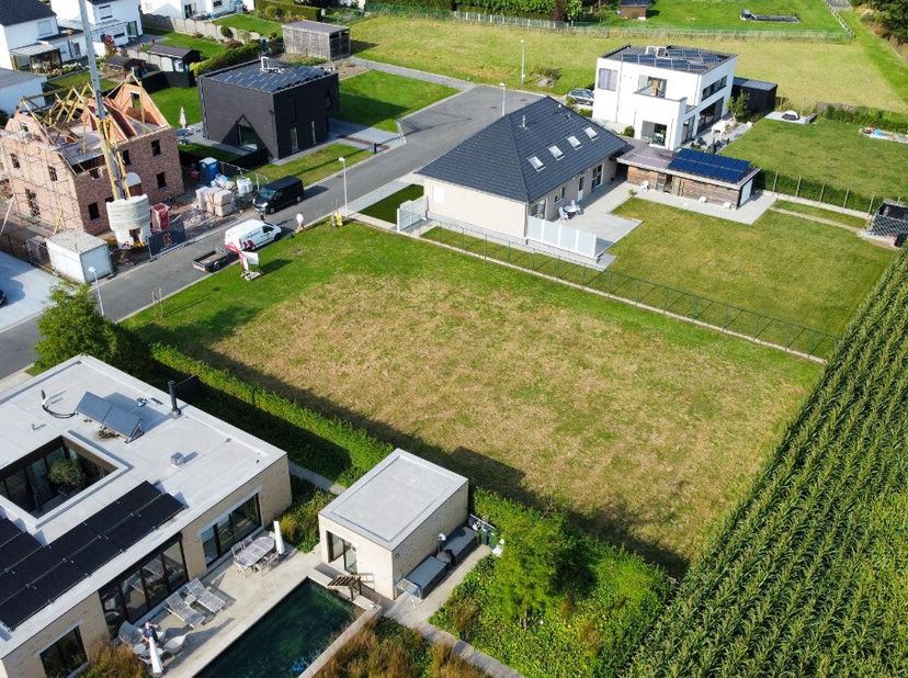 Découvrez ce terrain pour villa à Wortegem-Petegem, situé dans une rue calme en cul-de-sac. La taille du terrain offre de nombreuses possibilités pour